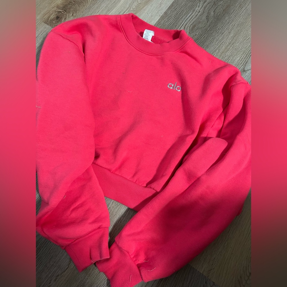 ALO Yoga Women's pink Cropped Sweater
